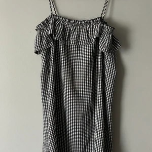 Rutig klänning - En rutig klänning perfekt sommar/strandklänning. Går att ha på flera sätt se på bilderna ☺️