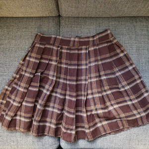 Rutig kjol - En vanlig brun veckad kjol :-). Tyvärr för liten för mig så kan ej visa passformen!