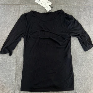 Zara svart tshirt top med cut out detalj -  Zara svart tshirt top med cut out detalj. Slutsåld. Prislapp finns kvar. Säljs pga aldrig använt