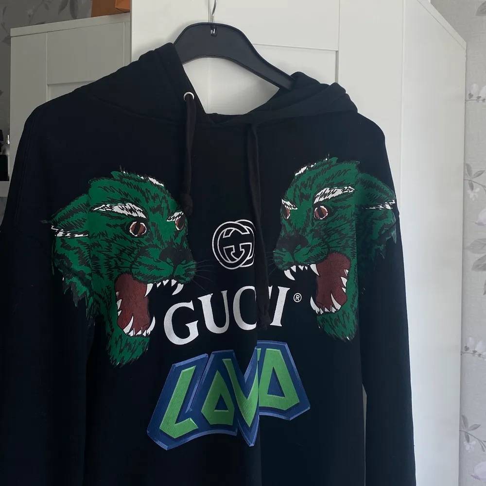 Gucci Loved collab släpptes 2018 sällsynt hoodie.  Bra skick inga hål eller så.  8/9-10 Kan skicka mer bilder vid intresse samt gå ner i pris vid snabb affär. Köparen står för spårbar frakt.. Hoodies.