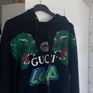 Gucci Loved collab släpptes 2018 sällsynt hoodie.  Bra skick inga hål eller så.  8/9-10 Kan skicka mer bilder vid intresse samt gå ner i pris vid snabb affär. Köparen står för spårbar frakt.