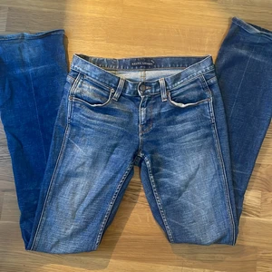 Ralph Lauren low waist jeans - Ja säljer dom för att ja nt använder dom längre. Dom e typ lite straight leg fast dom går ut lite vid fötterna. Jag e 164 och dom e lite långa på mig. D e ba att fråha efter fler bilder❤️