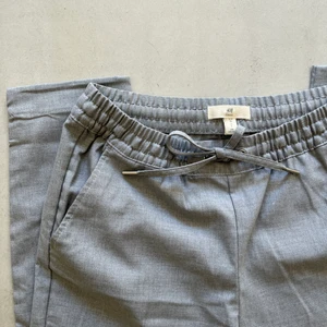 Kostymbyxor från H&M, storlek 36 - Ljusgrå kostymbyxor från H&M Storlek 36 Knappt använda 
