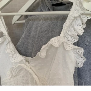 Topp🌼 - Superfin topp perfekt nu till sommaren. Köpt här på plick men aldrig använd. Okänd storlek men skulle säga en XS🌼(lånade bilder)💖Gratis frakt