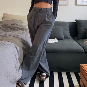 Favourite Pants Djerf Avenue XS - Favourite Pants från Djerf Avenue. Storlek XS. Nypris 1499kr. Förrutom fåll som gått upp på vissa ställen i benen helt felfria. Kommer gå bra att sy till. Fraktkostnad 49kr.