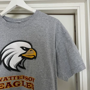 College t-shirt strl. M - T-shirt köpt på Beyond Retro i Sthlm. Då hade den prislapp kvar så den är sparsamt använd och riktigt snygg och fräsch! 