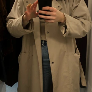 Vintage trenchcoat  - Beige trenchcoat med äldre h&m-lable. Märkt storlek C42, sitter lagom oversized på mig som normalt bär storlek S/36 i kläder. Handsydda stygn i fodret i axlarna som om det tagits bort axelvaddar av tidigare ägare. 35% bomull 65% polyester. Swish is queen🧥