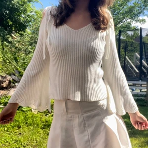 Offshoulder basic plagg - Mango basic i väldigt bra skick! Använt bara två gånger😊 Skönt att ha på sommaren!🏝