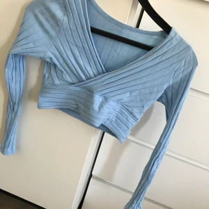 Topp - Säljer denna för den sitter tajt på mig. Storlek M men skulle säga den passar mer som S/xs. Färg blå från shein. Gratis frakt 