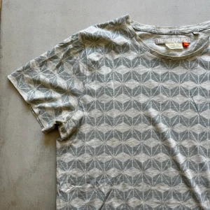 T-shirt från Homebound, storlek S - Mönstrad t-shirt från Homebound  Storlek S  Använd men i gott skick