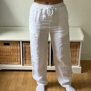 Vita linnebyxor  - Säljer mina vita linnebyxor från Chelsea i storlek xs. Aldrig använt dessa så prislappen sitter kvar.  Köparen betalar frakt💌
