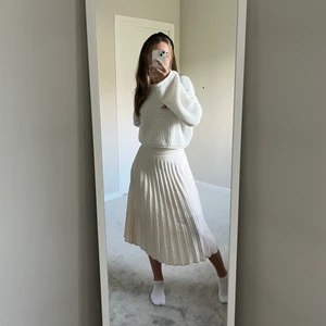 Beige kjol!  - Jättefin plisserad kjol från Only! Snygg nu till sommaren och har en fin passform! Kontakta mig för ytterligare bilder eller frågor🤍🤎