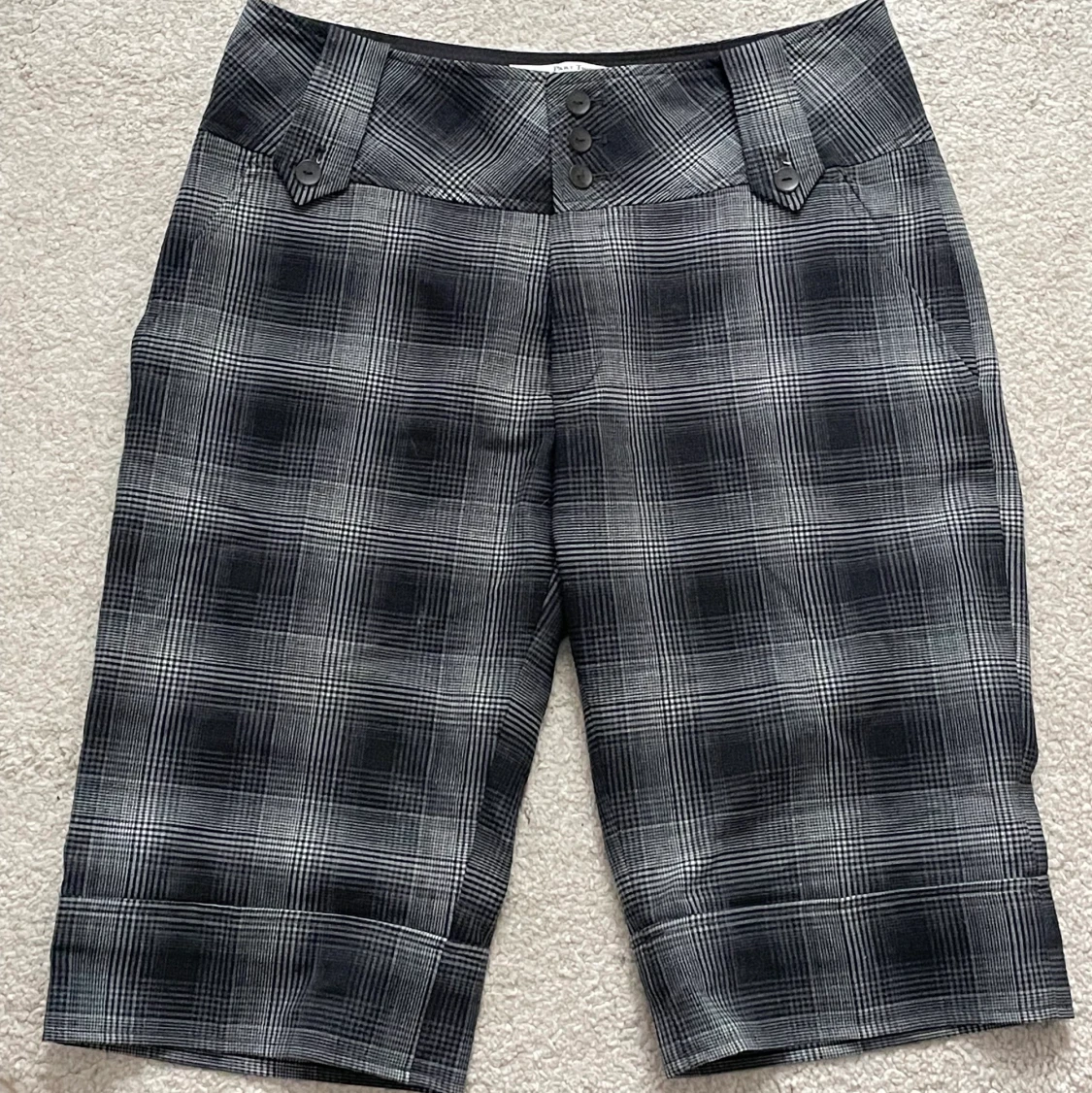 Rutiga medellånga shorts