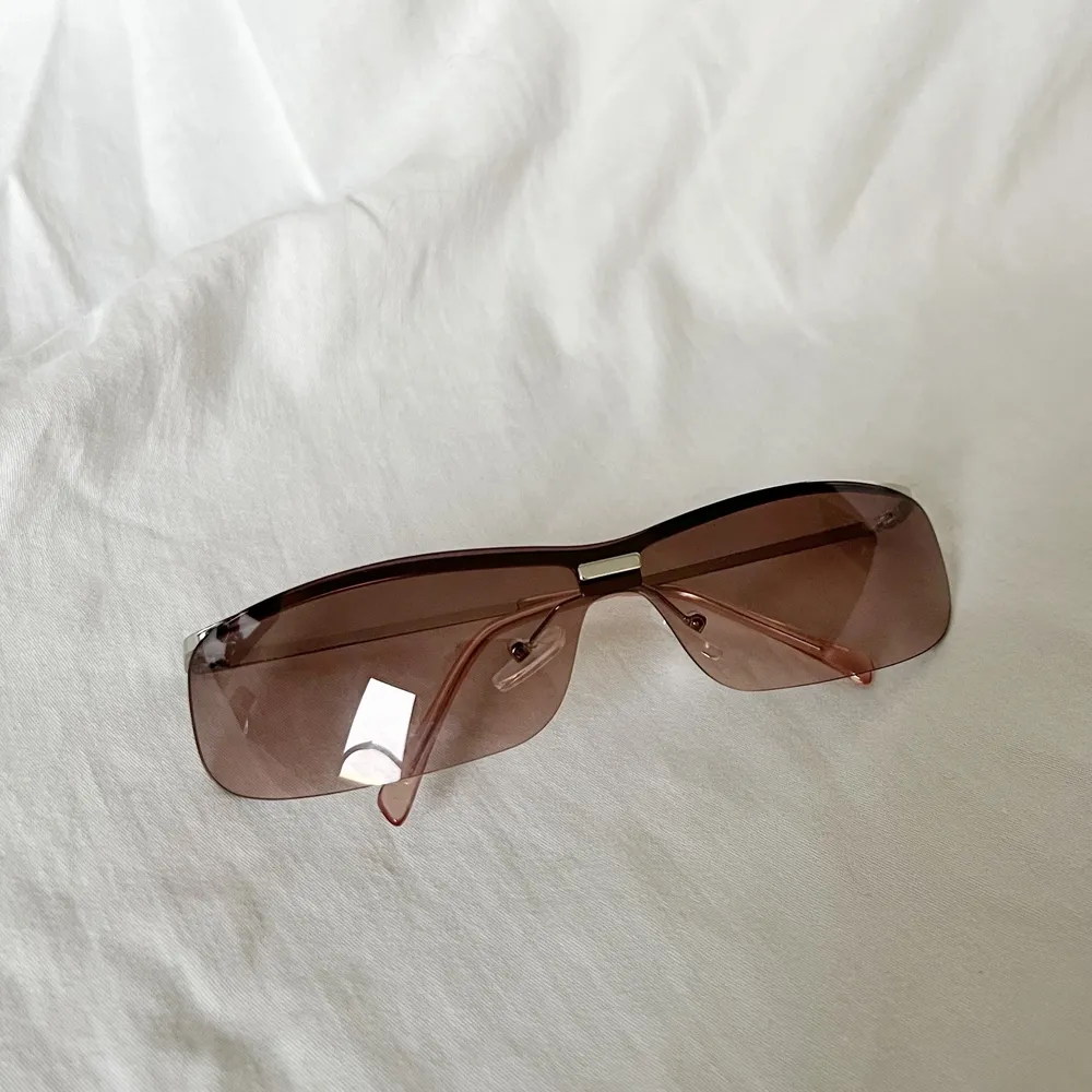 Helt nya solglasögon från Weekday, aldrig använda och alltså i nyskick! Lite Y2K inspirerade! Köparen står för frakten :). Accessoarer.