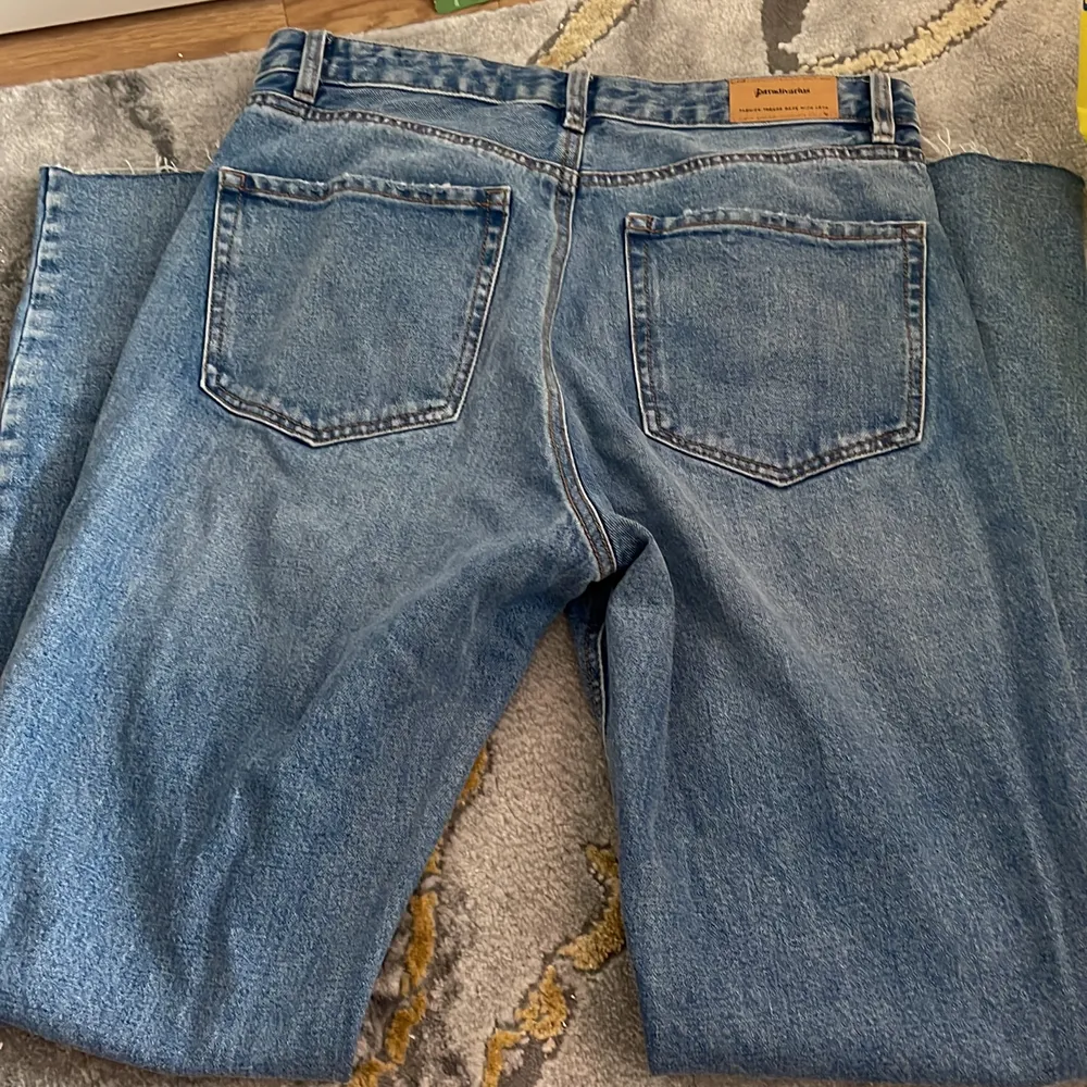 Raka nya jeans från affär i Spanien. Slits längst ner. Storlek 40. Jeans & Byxor.