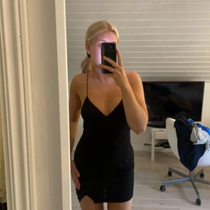 Klänning från hm - Super fin svart klänning från hm i strl 34. Säljer då den blivit för liten för mig. Strl 32 men är stretchig. Kolla andra bilden för material/utseende på klänningen. Säljer för 80kr