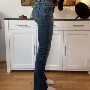 Lågmidjade jeans - Lågmidjade bootcut jeans från crocker. Jag är 170 och dom är precis perfekta i längden. Är väldigt små i storleken så skulle säga att det passar någon som vanligtvis bär xxs-xs✨💜