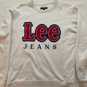 Lee sweatshirt small - Säljer min Lee sweatshirt i storlek s. Säljer den eftersom den är för liten. Köpt på carlings för 599kr. Används Max 5 gånger, mycket bra skick. Skriv till mig vid frågor.