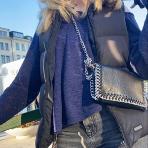 Svart väska  - Säljer liknande Stella eller tiamo väska! Köp i Spanien på marknad så de är inget märke. Aldrig använd! 