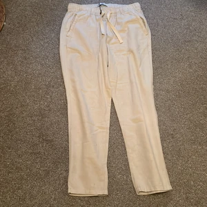 Linnebyxor från zara - Säljer mina oanvände linnebyxor från zara helt nya och oanvända. Endast testade. Säljer dessa byxor för dem inte passade mig. Nypriset är 399kr men säljer dem för 220kr