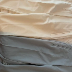 Kostymbyxor Zara - Det är ett par vita och ett par ljusblå kostymbyxor i samma storlek. Båda är knappt använda utan har bara legat i garderoben. ( behöver strykas ) 