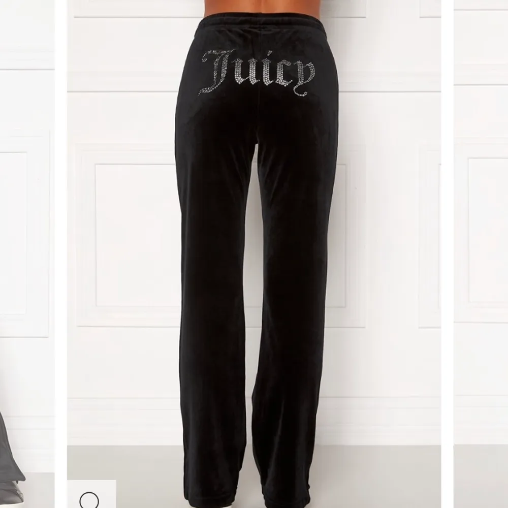 Säljer dessa ROSA juicybyxorna. De svarta är bara för att visa hur de ser ut! ❤️ kan bjuda på frakt vid snabb affär . Jeans & Byxor.