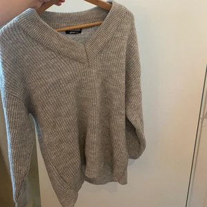 STICKAD TRÖJA  - Stickad tröja från Gina Tricot. Storlek XS men passar mig med S också.