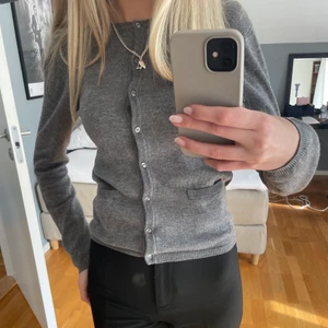 Kofta - Säljer denna kofta från Zadig & Voltaire! Jag kan inte se vilken storlek det är, men den sitter såhär på mig som brukar ha XS/S!