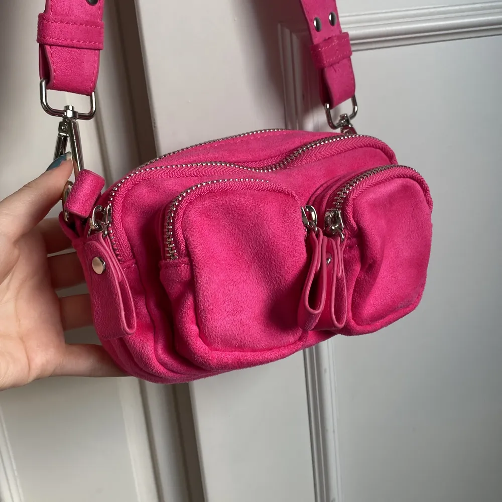 Rosa väska som jag köpte från Gina Tricot förra sommaren men har inte riktigt kommit till användning. Det medföljer även ett längre kedja så man kan använda väskan som en crossbody bag.💕. Väskor.