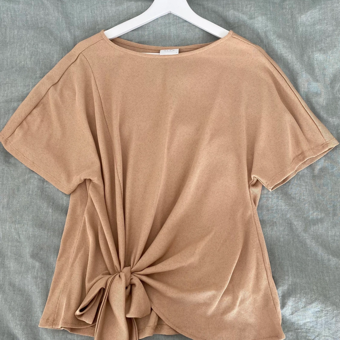 Beige tröja med rosett