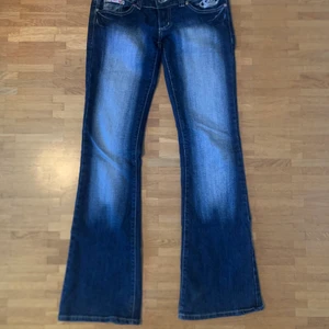 Jeans - Säljer dessa vackra jeans som inte är min stil längre, de är ganska små och lågmidjade. Det är några saknande ”kristaller” men de kom så. Köpta second hand. Kom privat för fler bilder! 💋
