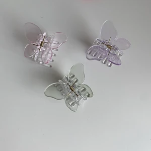 3 fjärilshårklämmor - 3 st fjärilshårklämmor, den ena har en limmad vinge eftersom den gick sönder när den levererades, frakten är inräknat i priset✨