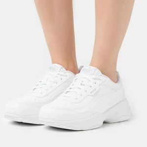 Vita puma skor - Använd en månad. passar inte min fotstil. Stl 38.