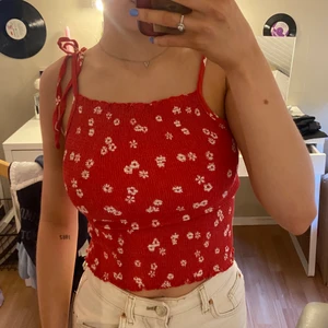 Röd topp❤️ - Jätte söt croppad topp som passar perfekt till sommaren! Använd fåtal gånger🤍
