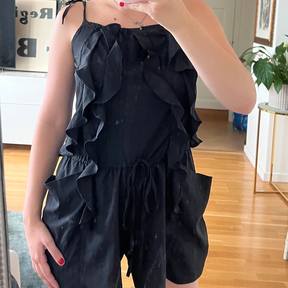 Playsuit med svarta volanger  - 91