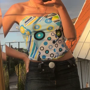 Färgglad korsett - Ascool färgglad korsett från en butik i Belgien. Står ingen storlek men skulle säga att den är en M. Knäpps med hakar i ryggen och den är i bra skick.