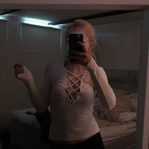 Tröja  - Vit fin lång armad tröja! Snörning fram till och sitter bekvämt tajt!  (Frakt betalas av köparen) 