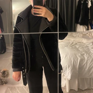 Bikerjacka - Säljer nu min snygga bikerjacka ifrån HM Den är i storlek 36 men passar även större och mindre beronde på hur man vill att den ska sitta! jackan är väldigt skön och perfekt till våren, även i väldigt bra skick! 