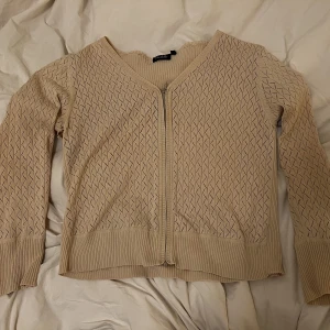 Kofta - En kofta köpt second hand. Den har ett hål i högra armhålan. Annars jättegullig!