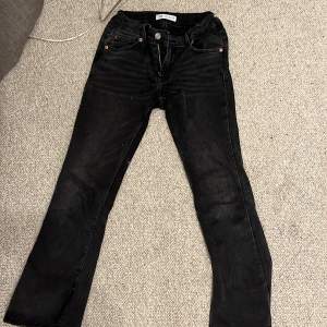Intressekoll på mina skitsnygga bootcut jeans från zara❤️❤️de har en slits vid benet som är skit snyggt🫶🏻