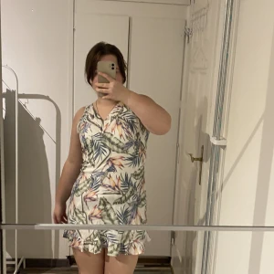 Sommar klänning  - Underbar känning perfekt för sommaren. Hade älskat den om den satt lite bättre på mig.