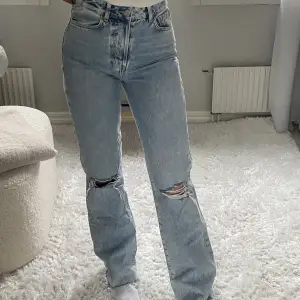 Raka jeans med slitningar från BikBok. Dessa är lite för långa för mig och jag är 170 cm lång, har ofta strl 34/36 beroende på butik och dessa är W27! 