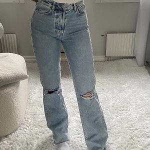 Raka jeans - Raka jeans med slitningar från BikBok. Dessa är lite för långa för mig och jag är 170 cm lång, har ofta strl 34/36 beroende på butik och dessa är W27! 