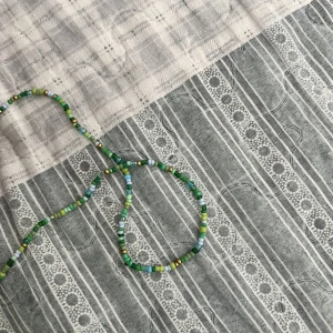 Pärlarmband med blommor - Handgjorda pärlarmband, finns med blommor samt utan blommor! Utan blommor kostar 30kr, med blommor kostar 100kr! Vill man mixa både blommor och vanliga pärlor kostar ett armband 75kr🧚🏼 armband med körsbär🍒 kostar 50kr! välj fritt färg och stil! 