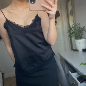 Spets linne - Spets linne från only i storlek S. I fint skick!💕perfekt som fest topp i satin material 