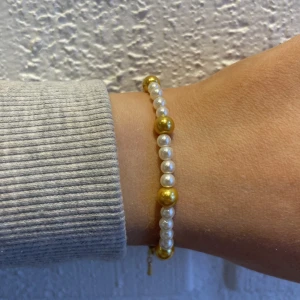 Pärlarmband  - Såhär ser ett av våra pärmarmband ut på⚡️Om ni vill beställa så gör ni det via vår Mail: dina.smyckenEK22&gmail.com • Hoppas ni gillar det!⚡️