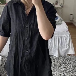 Skjorta - Skjorta i linneblandning från H&M. Jättefin men aldrig använt. Är en damstorlek men kan säkert passa vem som helst då den är oversize. Köparen står för frakt. 