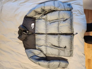 TNF NUPTSE  - Säljer min TNF Nuptse då den är för liten  Inte autentisk 