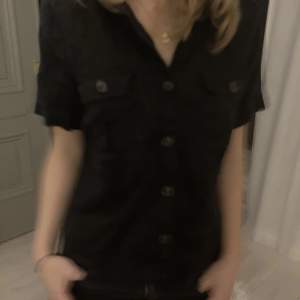 Snygg svart kortärmad linneskjorta från &otherstories perfekt för både vardag och fest💗