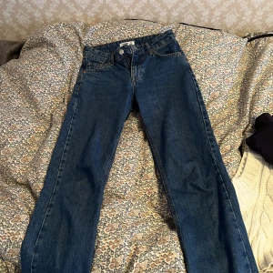 Pull&bear jeans - Mörkblå midwaisted Pull&bear jeans köpta 2022. Nästan oanvända.   Storlek 34 går ner till hälarna på mig som är 170/171 cm